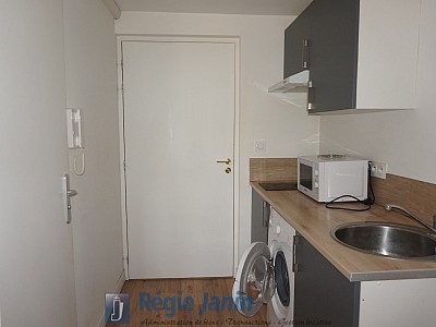STUDIO A LOUER - ST GENIS LAVAL - 16 m2 - 671€ charges comprises par mois