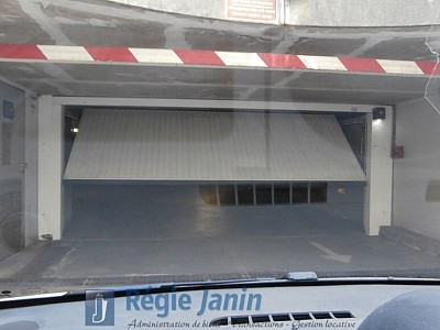 GARAGE A LOUER - LYON 7EME ARRONDISSEMENT - 110 &euro; charges comprises par mois