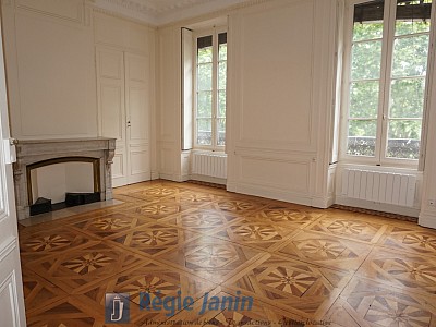 APPARTEMENT T4 A LOUER - LYON 2EME ARRONDISSEMENT - 123 m2 - 1981€ charges comprises par mois