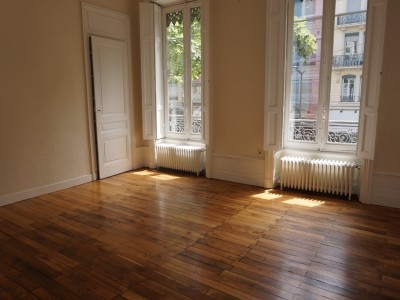 APPARTEMENT T3 A LOUER - LYON 7EME ARRONDISSEMENT - 74.82 m2 - 1 144 &euro; charges comprises par mois