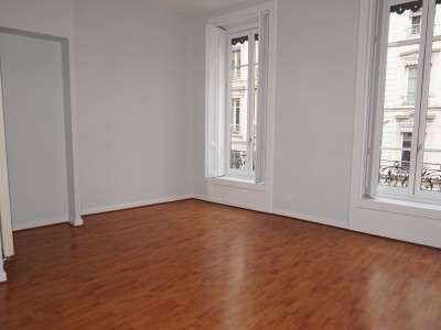 APPARTEMENT T2 A LOUER - LYON 1ER ARRONDISSEMENT - 52.83 m2 - 906 &euro; charges comprises par mois