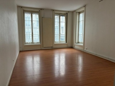 APPARTEMENT T3 A LOUER - LYON 1ER ARRONDISSEMENT - 77.23 m2 - 1 076 &euro; charges comprises par mois